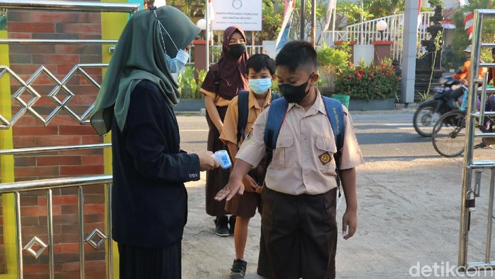 Pemkab Kudus mulai melakukan simulasi pembelajaran tatap muka (PTM) terbatas. Masih menerapkan PPKM level 2, simulasi itu pun hanya digelar di 3 sekolah.