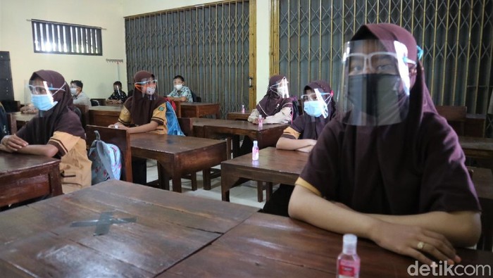 Pemkab Kudus mulai melakukan simulasi pembelajaran tatap muka (PTM) terbatas. Masih menerapkan PPKM level 2, simulasi itu pun hanya digelar di 3 sekolah.