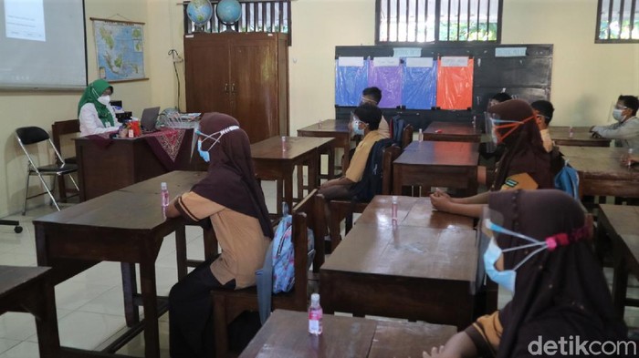 Pemkab Kudus mulai melakukan simulasi pembelajaran tatap muka (PTM) terbatas. Masih menerapkan PPKM level 2, simulasi itu pun hanya digelar di 3 sekolah.