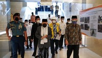 Wakil Presiden RI Maruf Amin bersama Menteri Pekerjaan Umum dan Perumahan Rakyat (PUPR) Basuki Hadimuljono meninjau pembangunan Terowongan Silaturahmi Masjid Istiqlal dan Gereja Katedal Jakarta pada Jumat (27/8/2021).