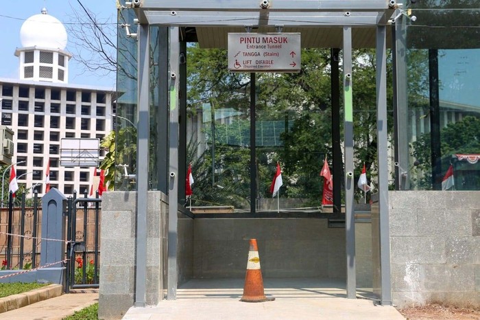 terowongan silaturahmi istiqlal Wakil Presiden RI Ma'ruf Amin meninjau pembangunan Terowongan Silaturahmi Masjid Istiqlal dan Gereja Katedal Jakarta. Terowongan ditargetkan selesai September.