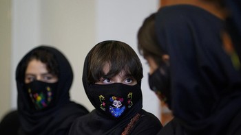 “Kami sangat senang di sini dan adalah kehormatan pemerintah Meksiko menerima kami dan menyelamatkan hidup kami,” sebut Fatemah, salah satu anggota tim. Foto: AP/Eduardo Verdugo