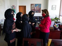 Potret Tim Robotika Putri Afghanistan yang Ditampung Meksiko