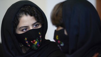 Salah satu anggota tim bernama Kaswar berbincang dengan rekannya. Sebelumnya, tim robotika putri Afghanistan yang kesulitan keluar dari negara ketika Taliban berkuasa, akhirnya bisa dievakuasi dengan selamat dan ditampung oleh Qatar. Foto: AP/Eduardo Verdugo