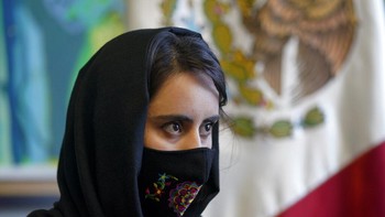 Saghar, salah satu anggota tim yang lain, berlindung di balik maskernya. Foto: AP/Eduardo Verdugo