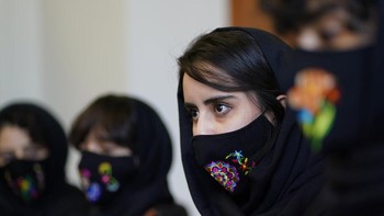 “Kini dari saat ini ke depan, kami akan punya kesempatan untuk mencapai banyak lagi prestasi dalam hidup kami dan berjuang untuk kehidupan yang lebih baik,” ujar Fatemah lagi. Foto: AP/Eduardo Verdugo