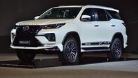 Sama seperti Modellista yang ditawarkan di Jepang, kit ini membuat tampilan Toyota Fortuner lebih mewah. Paket ini dilengkapi dengan front lip, side step, dan ekstensi bemper belakang. Foto: Toyota Thailand