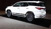 Nggak cuma itu, sebagai pelengkap perubahan eksterior, Fortuner ini dibekali velg Modellista berukuran 18 inchi.  Foto: Toyota Thailand