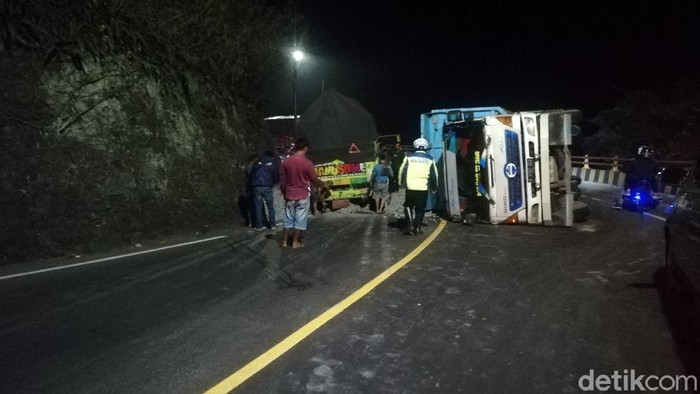 Truk Terguling di Cadas Pangeran