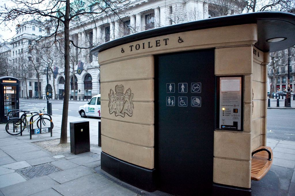 Tur toilet dan kentut di London