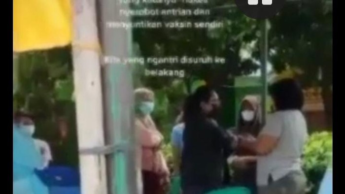 Viral Warga di Bekasi Disuntik Vaksin Nakes Ibu Sendiri