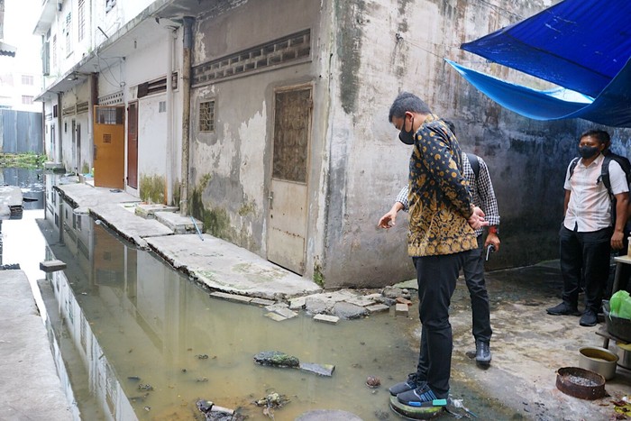 Wali Kota Medan, Bobby Nasution, mendatangi permukiman warga yang kebanjiran setelah menerima DM Instagram dari warga. (Dok Istimewa)