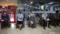 Diketahui, vaksinasi Pfizer di Bekasi sudah dibuka di beberapa tempat. Pendaftaran vaksinasi Pfizer bisa dilakukan secara daring maupun mendaftar langsung di tempat.  