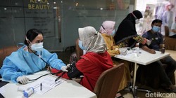 Vaksinasi Pfizer di Bekasi sudah dibuka di beberapa tempat. Vaksin itu pun dibuka untuk anak usia 12 tahun ke atas dan ibu hamil.