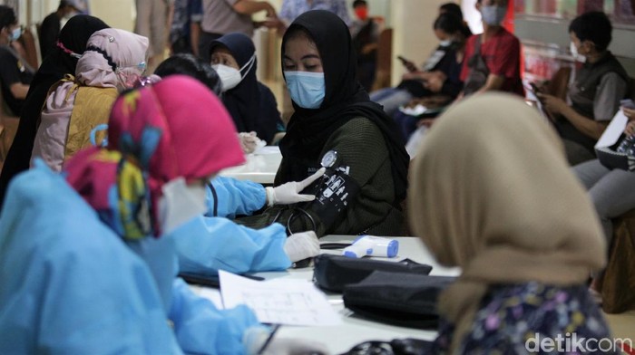 Vaksinasi Pfizer di Bekasi sudah dibuka di beberapa tempat. Vaksin itu pun dibuka untuk anak usia 12 tahun ke atas dan ibu hamil.