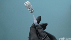 BPOM izinkan penggunaan darurat 5 vaksin sebagai booster vaksin COVID-19. Vaksin booster itu akan diberikan kepada masyarakat umum pada 12 Januari mendatang.