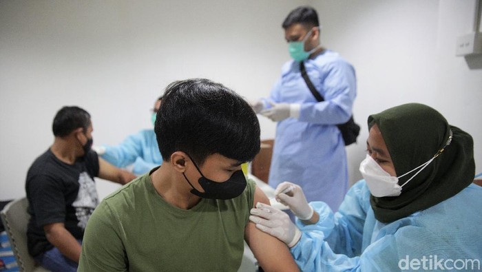 Vaksinasi Pfizer di Bekasi sudah dibuka di beberapa tempat. Vaksin itu pun dibuka untuk anak usia 12 tahun ke atas dan ibu hamil.