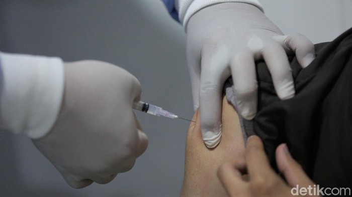 Vaksinasi Pfizer di Bekasi sudah dibuka di beberapa tempat. Vaksin itu pun dibuka untuk anak usia 12 tahun ke atas dan ibu hamil.
