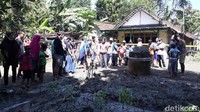 Peristiwa semburan air setinggi 15 meter yang keluar dari lubang pengeboran air (sumur artesis) di Dusun Sanggar, Desa Sidomulyo, Kedungadem, Bojonegoro, itu menarik perhatian warga.