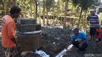 Air ini keluar dari pengeboran sumur artesis sedalam 60 meter. Lubang itu sudah dibiarkan seminggu karena tak ada air yang memancar saat dibor. Air yang awalnya menyembur bening berubah menjadi keruh, asin, dan berbau belerang setelah 3 jam berlalu.  