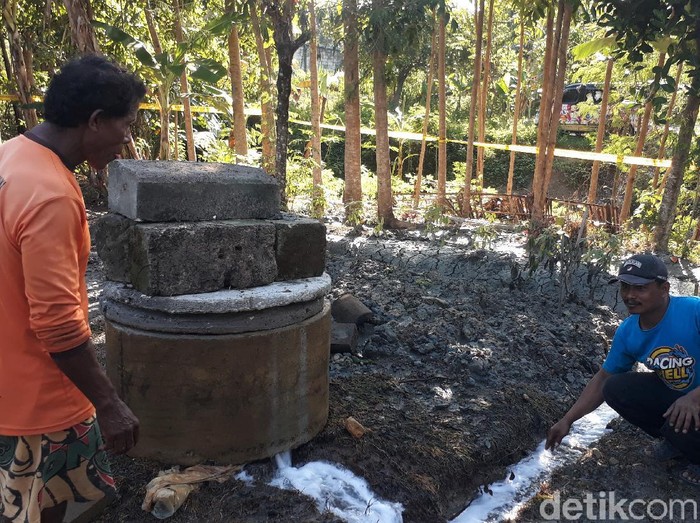 Air setinggi 15 meter menyembur dari lubang pengeboran air (sumur artesis) di Bojonegoro. Peristiwa itu bikin warga penasaran hingga datang langsung ke lokasi.