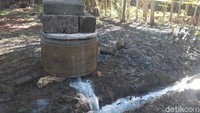 Pakar Geologi ITS, Dr Amien Widodo menyebut ada sejumlah dugaan penyebab terjadinya semburan. Sebelumnya, Amien mengatakan air yang menyembur merupakan air formasi. Air formasi ini kerap mengandung sejumlah gas hingga garam, yang menjadikan rasanya asin.