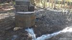 Warga Ramai-ramai Datangi Sumur Bor yang Semburkan Air di Bojonegoro