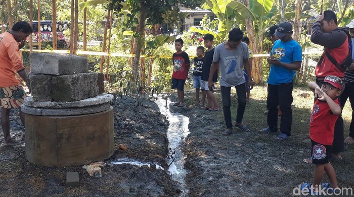 Warga Ramai-ramai Datangi Sumur Bor yang Semburkan Air di Bojonegoro Air setinggi 15 meter menyembur dari lubang pengeboran air (sumur artesis) di Bojonegoro. Peristiwa itu bikin warga penasaran hingga datang langsung ke lokasi.