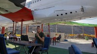 Dua bersaudara Khamis dan Ata al-Sairafi menyulap pesawat Boeing 707 menjadi kafe dan restoran.