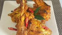 Pencinta ayam bakar pasti sudah tak asing dengan ayam bakar padang. Potongan ayam dimasak perlahan dengan santan lalu dibakar di atas arang batok kelapa. Nikmat! Begini resep ayam bakar padang yang bisa kamu contek. Foto: detikfood 