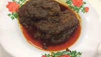 Rendang padang terkenal dengan bumbunya yang gurih pekat dan meresap sampai ke dalam daging. Kamu bisa bikin sendiri rendang padang di rumah. Rempahnya lengkap, bisa dicek di resep ini. Foto: detikfood