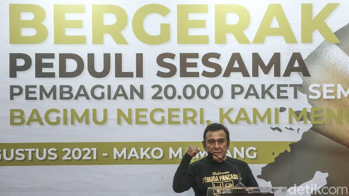 Organisasi Kemasyarakatan (Ormas) Pemuda Pancasila membagikan 20.000 paket sembako untuk warga Jakarta yang terdampak COVID-19.
