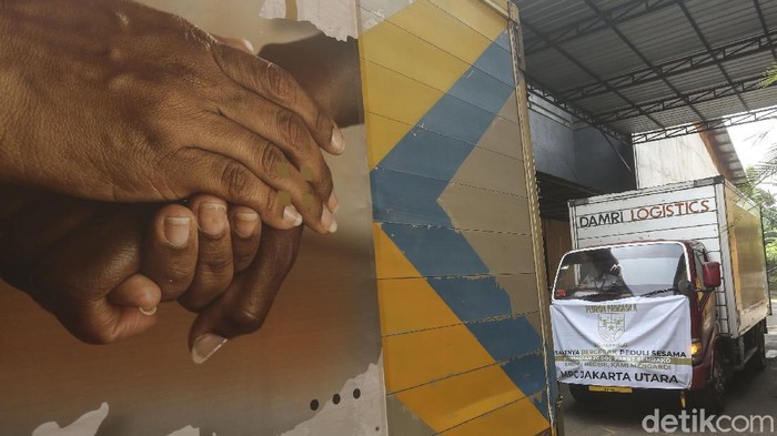 Organisasi Kemasyarakatan (Ormas) Pemuda Pancasila membagikan 20.000 paket sembako untuk warga Jakarta yang terdampak COVID-19.