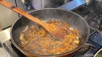 Seperti halnya jajangmyeon, olahan mie hitam khas Korea. Di Mr. Shin beberapa bumbu makanannya masih diimpor dari Korea untuk menghadirkan cita rasa autentik.