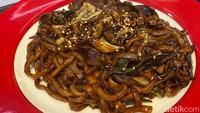 Penggunaan saus kedelai jadi ciri khasnya. Diracik fresh, jajangmyeon di sini dibanderol sekitar Rp 58 ribu. Porsinya cukup besar sehingga jajangmyeon bisa dinikmati 2-3 orang. Cocok juga dijadikan menu sharing.