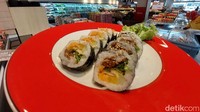 Pencinta gimbap juga bisa puaskan selera di sini. Gimbap tersedia dalam pilihan original maupun yang isiannya daging.