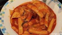 Oh ya, di Mr. Shin juga ada tteokbokki yang dilengkapi dengan oden. Balutan saus gochujangnya terasa pedas enak.