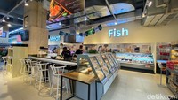 Mr. Shin, gerai makanan Korea dengan konsep open kitchen di dalam supermarket GS The Fresh Mampang. Gerai ini dimiliki oleh orang asli Korea, Shin Jeong Cheol.