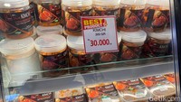 Kalau ke sini, jangan lupa juga membeli kimchi sawi putih. Dibanderol Rp 30 ribu per 300 gram, kimchinya dijamin fresh!