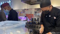 Gimbap diracik fresh oleh chef di gerai Mr. Shin. Kebersihan dan kesegaran bahan makanan di sini dijaga ketat.