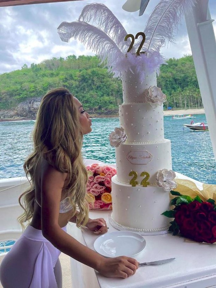 Momen perayaan ulang tahun ke-22 Alyssa Spischak di yacht
