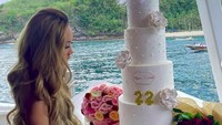 Alyssa Spischak tampil seksi dengan pakaian serba putih dan transparant saat merayakan ulang tahunnya yang ke-22. Foto: dok. Instagram Alyssa Spischak