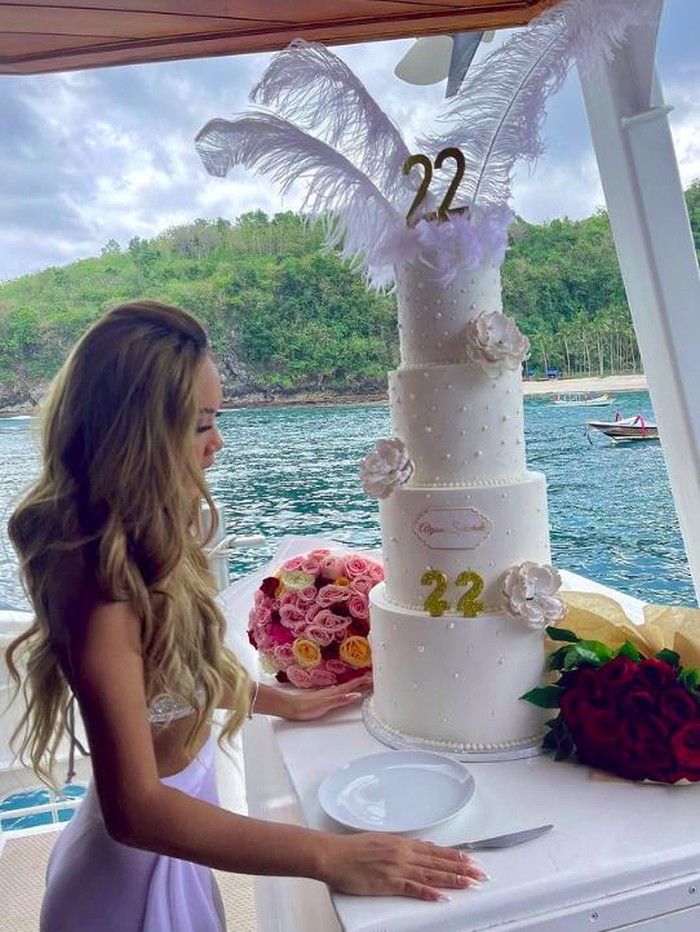 Momen perayaan ulang tahun ke-22 Alyssa Spischak di yacht
