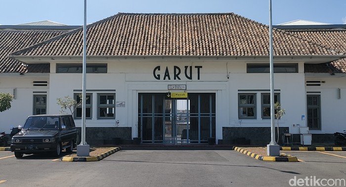 Bangunan utama Stasiun Garut lama yang kini direnovasi