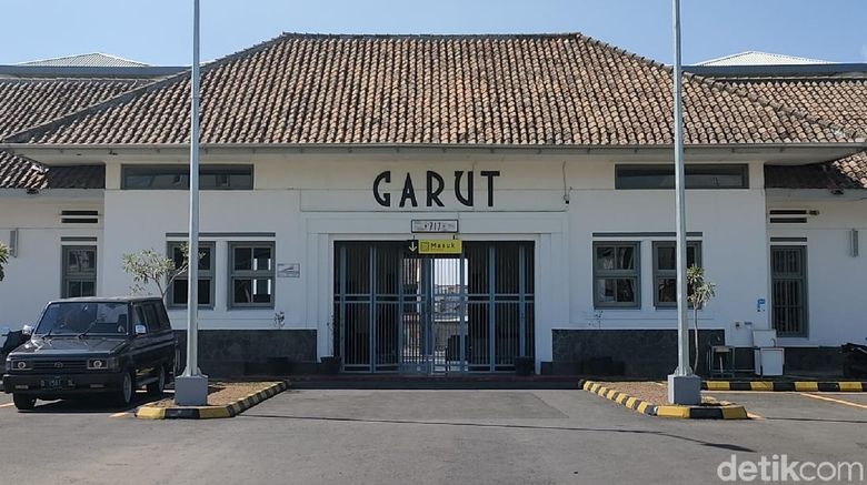 Bangunan utama Stasiun Garut lama yang kini direnovasi Bangunan utama Stasiun Garut lama yang kini direnovasi