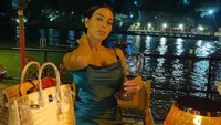 Menikmati champagne di atas kapal jadi momen kulineran mewah ala Georgina Rodriguez. Ia pun terlihat cantik dengan gaun hijau gelap.