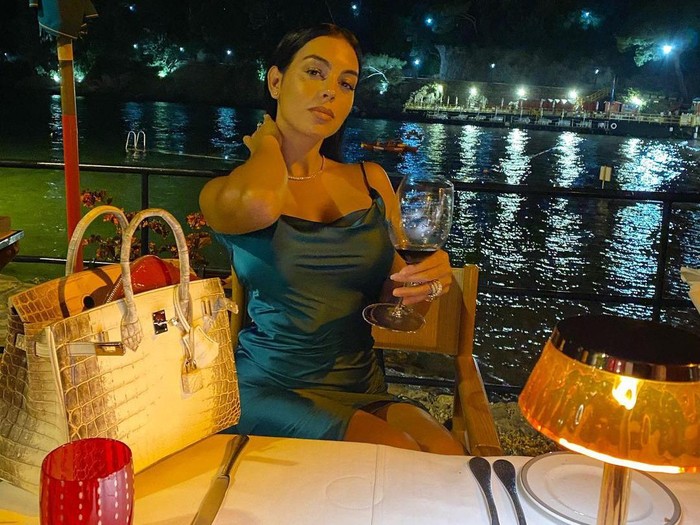Cristiano Ronaldo dan Georgina Rodriguez Pamer Momen Manis Saat Makan Bareng Anak Cristiano Ronaldo dan Georgina Rodriguez Pamer Momen Manis Saat Makan Bareng Anak