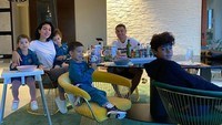 Kebersamaan Georgina Rodriguez, Ronaldo, dan anak-anaknya sering terlihat di meja makan. Sepertinya di momen ini mereka menikmati sarapan bersama.