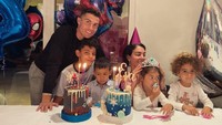 Potret keluarga mereka begitu kompak. Perayaan ulang tahun dua anak Ronaldo dimeriahkan dengan kue tema Spiderman dan Frozen.