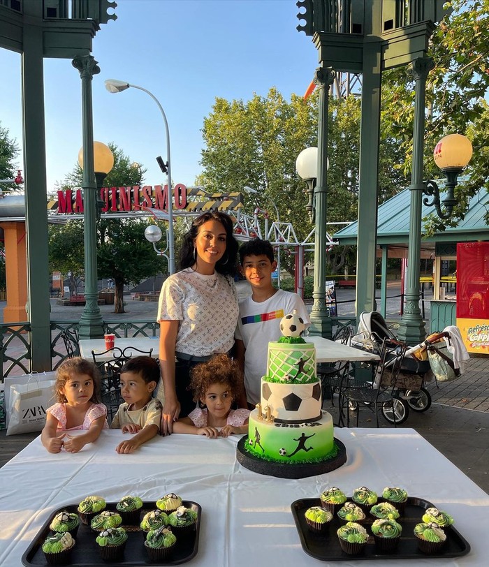 Cristiano Ronaldo dan Georgina Rodriguez Pamer Momen Manis Saat Makan Bareng Anak Cristiano Ronaldo dan Georgina Rodriguez Pamer Momen Manis Saat Makan Bareng Anak